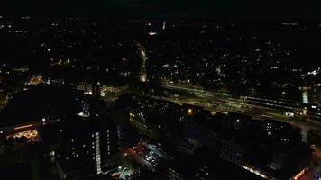 aereo Visualizza di illuminato luton città di Inghilterra UK dopo tramonto durante notte di estate. Immagine era catturato con di droni telecamera su sep 1°, 2023 video