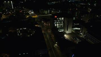 aereo Visualizza di illuminato luton città di Inghilterra UK dopo tramonto durante notte di estate. Immagine era catturato con di droni telecamera su sep 1°, 2023 video