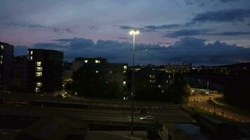 Antenne Aussicht von beleuchtet Luton Stadt von England Vereinigtes Königreich nach Sonnenuntergang während Nacht von Sommer. Bild war gefangen mit Drohnen Kamera auf sep 1, 2023 video