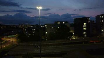 aereo Visualizza di illuminato luton città di Inghilterra UK dopo tramonto durante notte di estate. Immagine era catturato con di droni telecamera su sep 1°, 2023 video