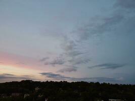 aéreo ver de iluminado lutón ciudad de Inglaterra Reino Unido después puesta de sol durante noche de verano. imagen estaba capturado con drones cámara en sep 1º, 2023 foto