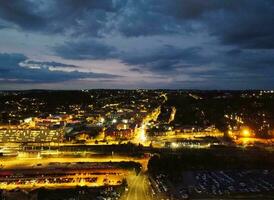 aéreo ver de iluminado lutón ciudad de Inglaterra Reino Unido después puesta de sol durante noche de verano. imagen estaba capturado con drones cámara en sep 1º, 2023 foto