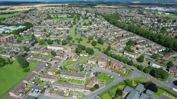 antenn se av brittiskt stad och bostads- distrahera luton, England, Storbritannien. fångad med drönare kamera på augusti 15:e 2023 video