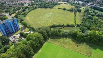 Antenne Aussicht von britisch Stadt und Wohn ablenken Luton, England, Vereinigtes Königreich. gefangen mit Drohnen Kamera auf August 15 .. 2023 video