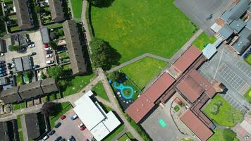 aéreo Visão do britânico cidade e residencial distrair Luton, Inglaterra, Reino Unido. capturado com drones Câmera em agosto 15º 2023 video