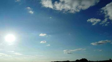 haute angle métrage de plus magnifique des nuages et bleu ciel plus de luton ville de Angleterre Royaume-Uni. image a été capturé avec drone caméra sur août 9ème, 2023 video