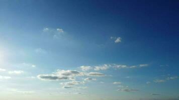 Alto ângulo cenas do a maioria lindo nuvens e azul céu sobre luton cidade do Inglaterra Reino Unido. imagem estava capturado com drones Câmera em agosto 9º, 2023 video