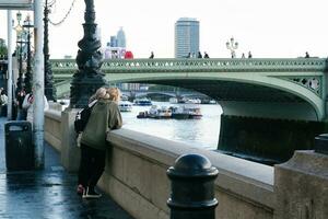 hermosa bajo ángulo imagen de personas a central Londres capital ciudad de Inglaterra genial Bretaña, más de el turista son internacional desde muchos comunidades de mundo. imagen capturado en agosto 2do, 2023 foto