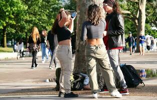 hermosa bajo ángulo imagen de personas a central Londres capital ciudad de Inglaterra genial Bretaña, más de el turista son internacional desde muchos comunidades de mundo. imagen capturado en agosto 2do, 2023 foto