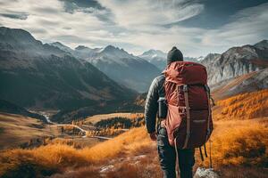 caminante con un mochila en el antecedentes de otoño montañas. hombre con un mochila en el montañas. generativo ai foto