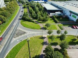 alto ángulo imágenes de británico la carretera y tráfico a caldecotta lago de milton Keynes ciudad de Inglaterra genial Bretaña, hermosa ver capturado en agosto 21, 2023 con drones cámara durante soleado día foto