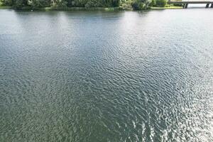 alto ángulo imágenes de personas son paseo en barco a caldecotta lago situado a milton Keynes ciudad de Inglaterra genial Bretaña Reino Unido. el aéreo paisaje estaba capturado en agosto 21, 2023 con drones cámara foto
