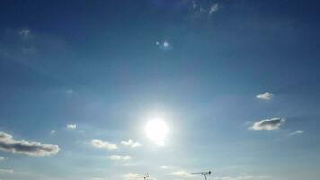 hoch Winkel Aufnahmen von die meisten schön Wolken und Blau Himmel Über Luton Stadt von England Vereinigtes Königreich. Bild war gefangen mit Drohnen Kamera auf August 9., 2023 video