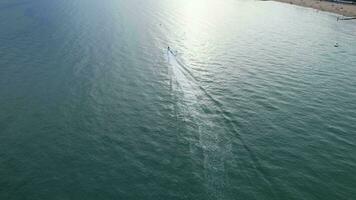 meest mooi en aantrekkelijk toerist bestemming Bij bournemouth stad zanderig strand en oceaan van Engeland Super goed Brittannië, antenne beeldmateriaal gevangen genomen met drone's camera Aan augustus 23e, 2023 gedurende zonnig dag. video