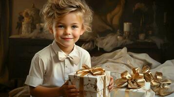 retrato de un pequeño sonriente niño con rubio pelo en su habitación foto