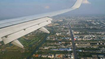 primero persona ver desde un avión ventana. parte superior ver de el ciudad de bangkok video