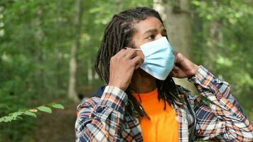 homme prise de visage masque à l'extérieur une façon de gens coronavirus social distance video