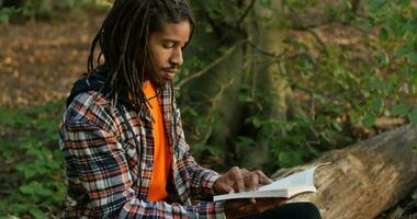 joven africano americano hombre leyendo educación y inteligencia concepto video