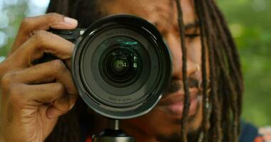 filmmaken en camera dichtbij omhoog, zwart artiest video