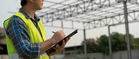 inspector o ingeniero es inspeccionando construcción y calidad garantía nuevo fábrica utilizando un Lista de Verificación. ingenieros o arquitectos o contactor trabajo a construir el fábrica antes de entrega eso terminado a el hogar foto