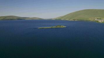 antenne visie Bij de meer, veld- en bergen in Georgië video