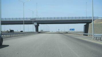 autopista astana karaganda, en el afueras de temirtau ciudad video