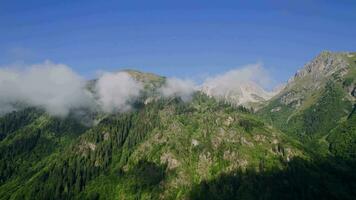 aéreo panorâmico Visão dentro a montanhas dentro geórgia dentro verão video