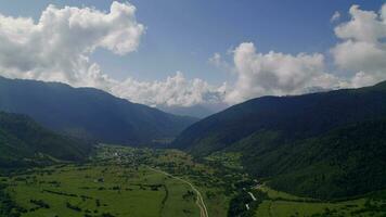 aérien panoramique vue dans le montagnes dans Géorgie dans été video