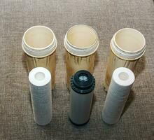 limpiar agua filtros son Listo para instalación. el proceso de reemplazando el cartuchos de un multietapa agua filtrar. foto