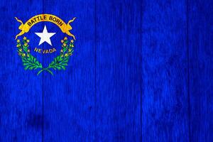 nosotros estado bandera de Nevada en un texturizado antecedentes. concepto collage. foto