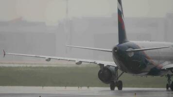 Moskva, ryska federation juli 28, 2021 - passagerare flygplan av aeroflot taxning i en skyfall på sheremetyevo flygplats. video