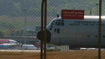 Phuket, Thailand Februar 18, 2023 - - Lockheed c 130 Herkules von königlich thailändisch Luft Macht auf das Rollbahn. Militär- Transport Flugzeug. Klingen Spinnen auf Turboprop Flugzeug Motor. video