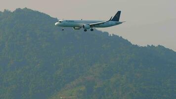 phuket, Tailandia febrero 14, 2023 - pasajero aeronave aerobús a321 de aire astana que se acerca a tierra a phuket aeropuerto, largo disparo. vuelo Kazajstán aerolíneas. avión moscas terminado el playa video