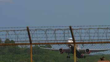 Phuket, Thailand Januar 22, 2023 - - boeing 767, ra 73079 von Azur Luft nehmen aus und Klettern beim Phuket Flughafen. Passagier Flug Abfahrt. Verkehrsflugzeug gehen hoch, Aussicht von unten video