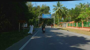 phuket, Thailand december 1, 2018 - weg in de buurt phuket Internationale luchthaven, nai yang strand wijk. video