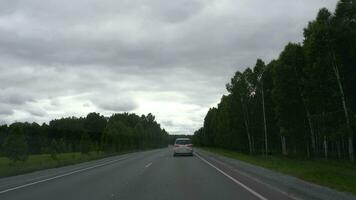 novosibirsk, Rússia Junho 23, 2021 - dirigindo em a rodovia em a cedo verão manhã video