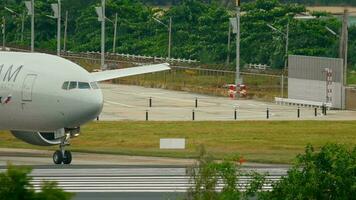 phuket, thailand 3. dezember 2016 - aeroflot boeing 777 vq bqg in skyteam-lackierung rollt vor abflug flughafen phuket. video