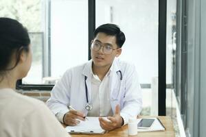 médico hablando a un paciente a médico clínica. foto