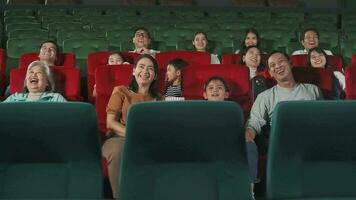 vario persone godere Guardando commedia cinema nel film teatri. asiatico famiglie e altro pubblico avere divertimento con divertimento stile di vita con film Spettacoli, contento ridendo, e allegro sorrisi insieme. video