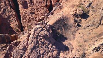 aérien Haut vue drone en volant plus de scénique rouge rocheux montagnes video