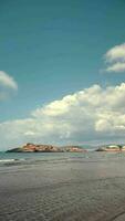 verticaal video van strand landschap, zomer golven, paradijs reizen. zuiden van Spanje