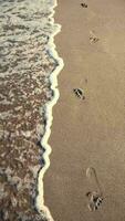 verticaal video van strand landschap, zomer golven, paradijs reizen. zuiden van Spanje