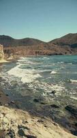 Vertikale Video von Strand Landschaft, Sommer- Wellen, Paradies Reise. Süd von Spanien