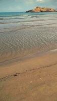 verticaal video van strand landschap, zomer golven, paradijs reizen. zuiden van Spanje