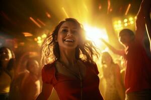 bonito mujer bailando felizmente a fiesta foto