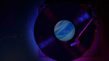 vicino su di un' vinile disco giocatore Filatura con cinematico rosso e blu illuminazione video