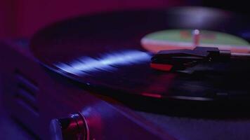 proche en haut de une vinyle record joueur filage avec cinématique rouge et bleu éclairage video