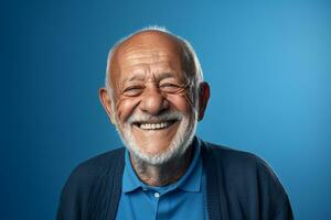 mayor hombre sonriente felizmente en azul antecedentes foto