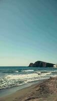 vertical vídeo do de praia paisagem, verão ondas, paraíso viagem. sul do Espanha video