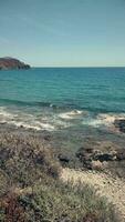 verticale vidéo de plage paysage, été vagues, paradis Voyage. Sud de Espagne video